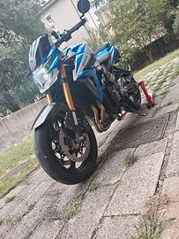 Suzuki gsr 750