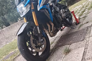Suzuki gsr 750