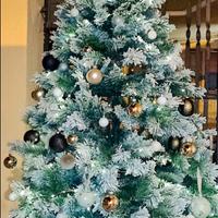 albero di natale innevato