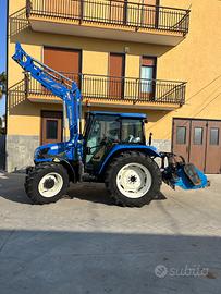 Trattore new Holland T5030 con caricatore