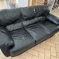 Divani in vera pelle 3 e 2 posti.