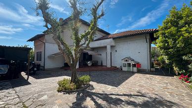 Villa singola libera su quattro lati con giardino