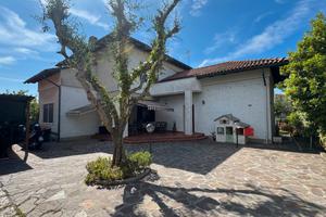 Villa singola libera su quattro lati con giardino