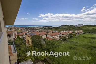 VILLA DI AMPIA METRATURA CON GIARDINO ESCLISIVO E