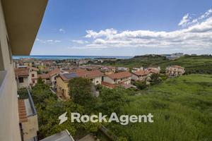 VILLA DI AMPIA METRATURA CON GIARDINO ESCLISIVO E