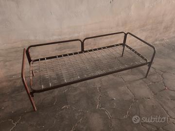 Struttura letto singolo con protezione 
