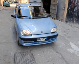 Automobile fiat 600