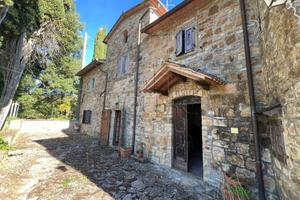 Rustico / Casale di 349 m² con 4 locali e box auto