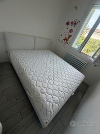Letto matrimoniale con materasso usato come nuobo