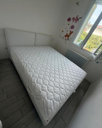 Letto matrimoniale con materasso usato come nuobo
