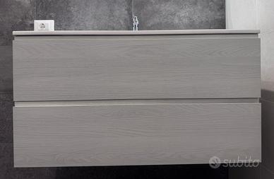 mobile bagno con lavabo e miscelatore