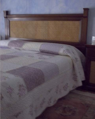 Camera da letto in noce con comodini e cassettiera