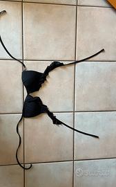 Bikini nero con volant