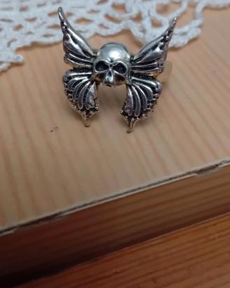 anello con teschio 