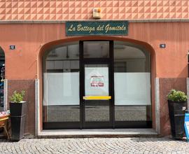 NEGOZIO A TIRANO