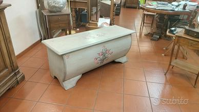 CASSAPANCA LACCATA E DECORATA A MANO