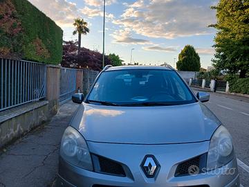 auto abbastanza voluminoso 