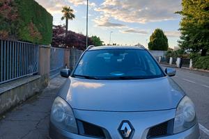 auto abbastanza voluminoso 