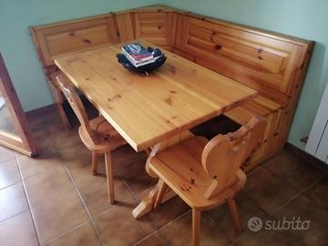 Tavolo rettangolare, panca e due sedie
