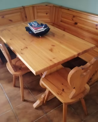 Tavolo rettangolare, panca e due sedie