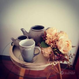 Composizione vassoio, teiere, mug e fiori