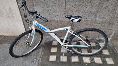 Bicicletta donna da riparare Metro A Colli Albani