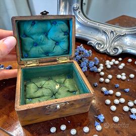 Antico portagioie Capitonné fine 800 legno dipinto