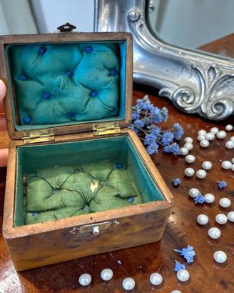 Antico portagioie Capitonné fine 800 legno dipinto