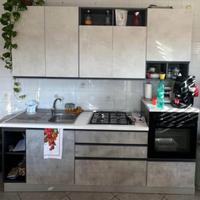 cucina completa piu’ frigorifero tavolo e sedie