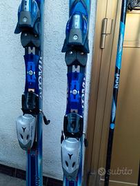 coppia di sci con racchette e scarponi 