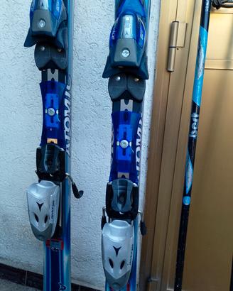 coppia di sci con racchette e scarponi 