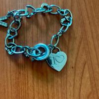 Bracciale forma cuore con pendente lettera V