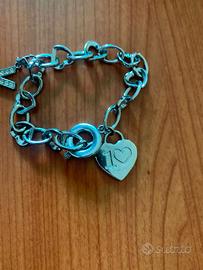 Bracciale forma cuore con pendente lettera V