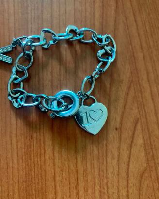 Bracciale forma cuore con pendente lettera V