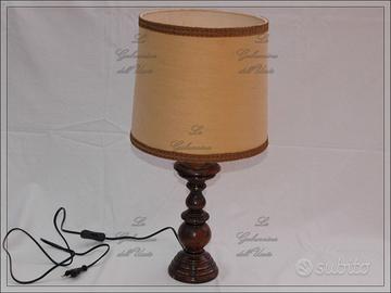 Vecchia lampada con base in legno gessato e dipint