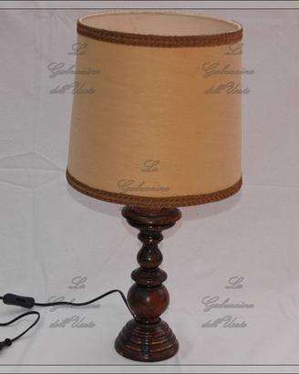 Vecchia lampada con base in legno gessato e dipint