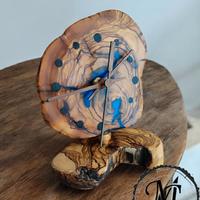 orologio da scrivania in ulivo e resina epossidica