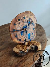 orologio da scrivania in ulivo e resina epossidica