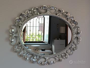 specchio in legno intagliato con foglie d'argento