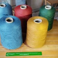 Grandi bobine di filato, diversi colori