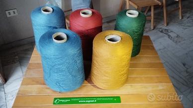 Grandi bobine di filato, diversi colori