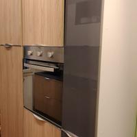 cucina con elettrodomestici 