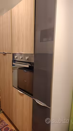 cucina con elettrodomestici 