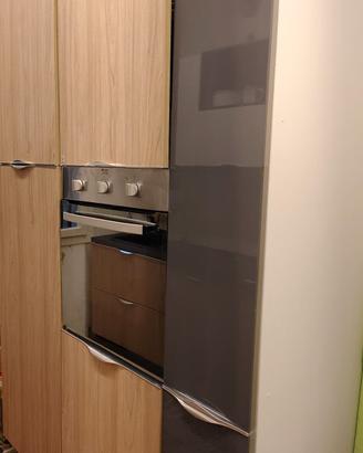 cucina con elettrodomestici 