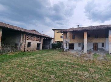 Rustico / Casale di 120 m² con 4 locali a Pandino