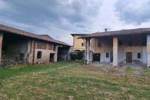Rustico / Casale di 120 m² con 4 locali a Pandino