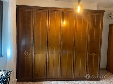 Armadio in stile classico a 6 ante