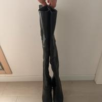 Stivali alti di pelle con tacco