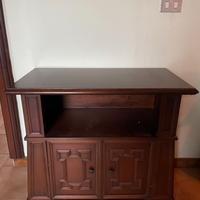 Mobile basso in legno stile classico – credenza