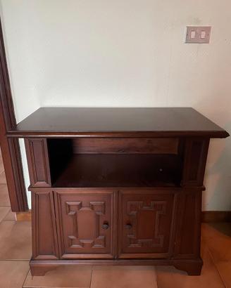 Mobile basso in legno stile classico – credenza